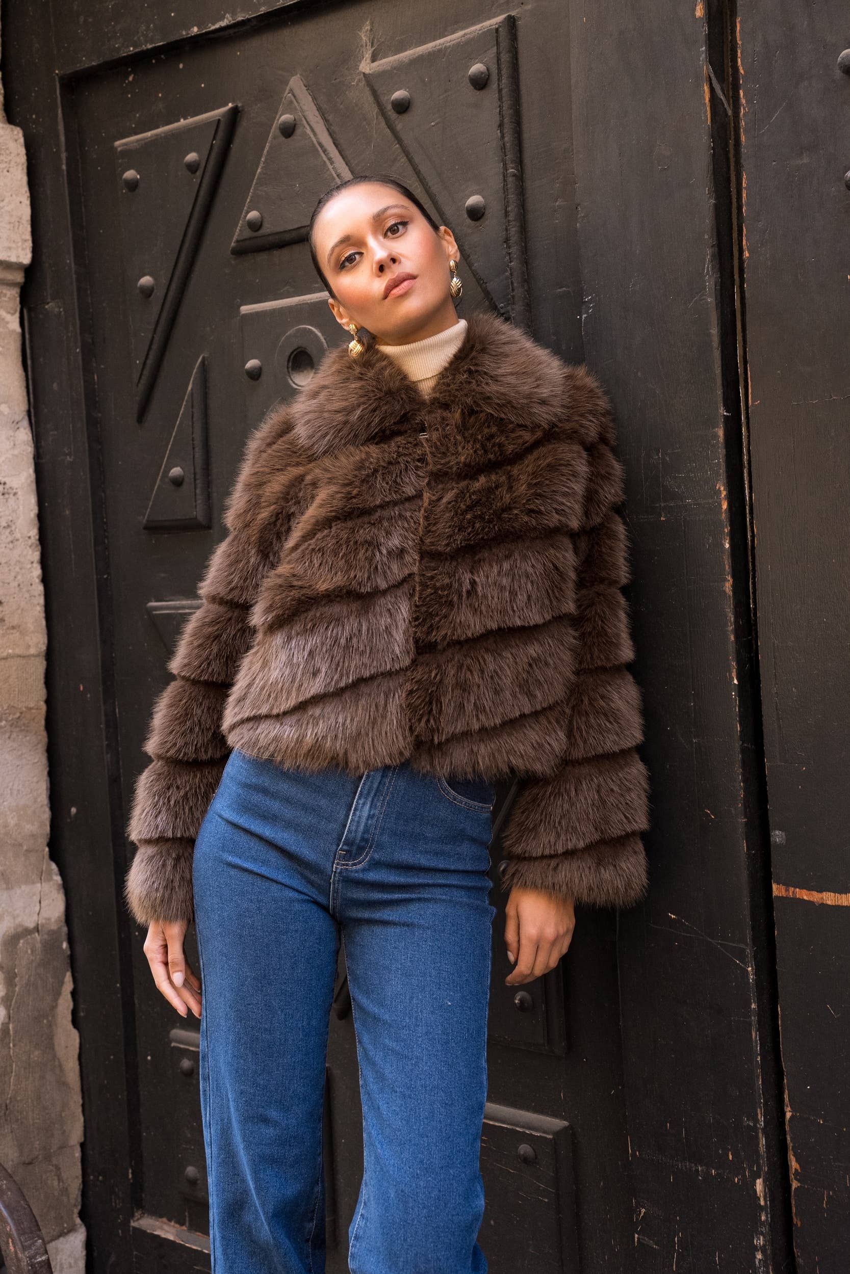 Attentif Paris - Wholesale Fur/Faux Fur Coat - Women's - Short faux fur coat with long hair and oblique stripes22