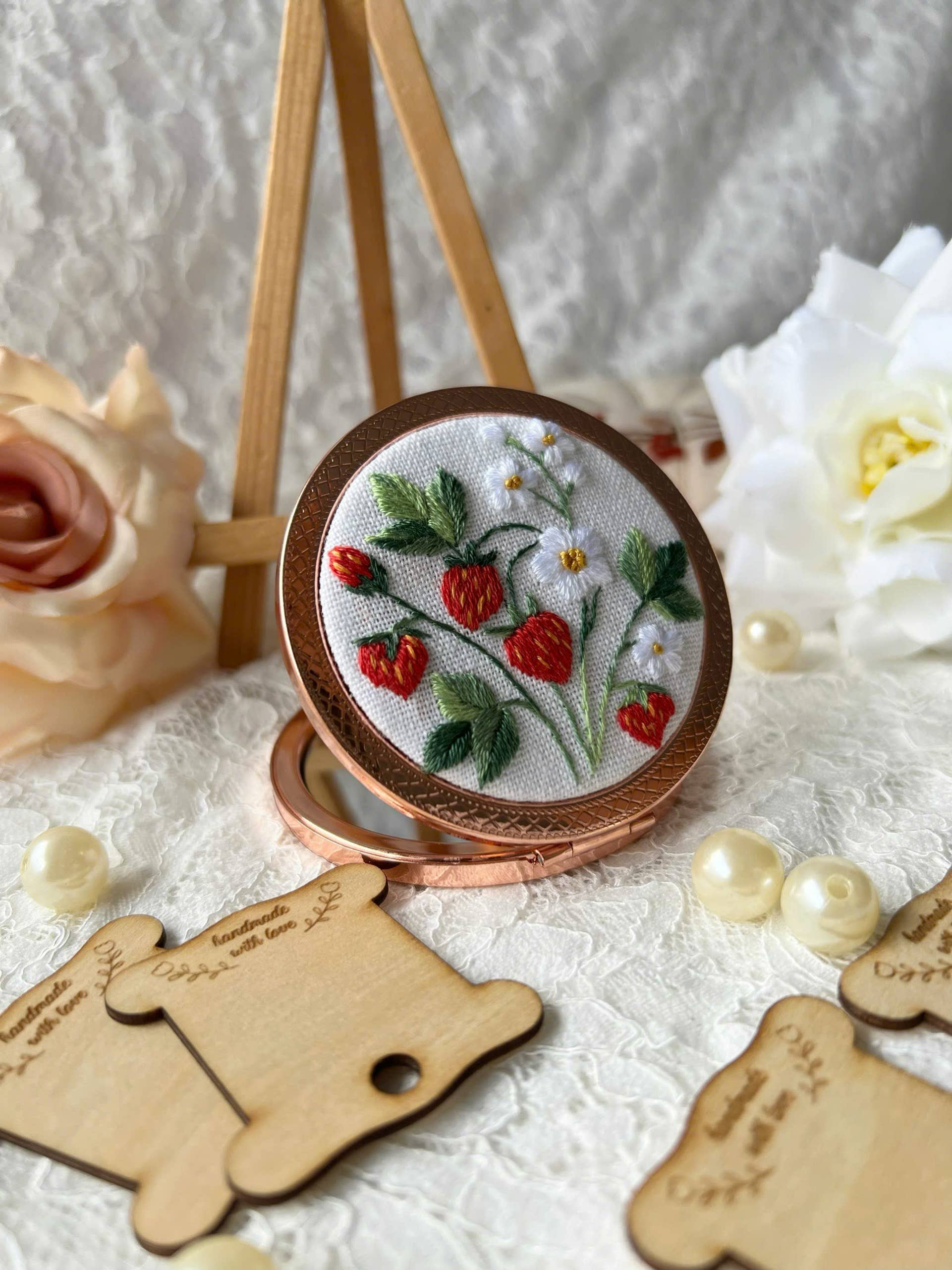 Maple Dream Store – Engroshandel Kompaktspejl – Lomme-spejl med vintage blomstermotiv, håndbroderet3