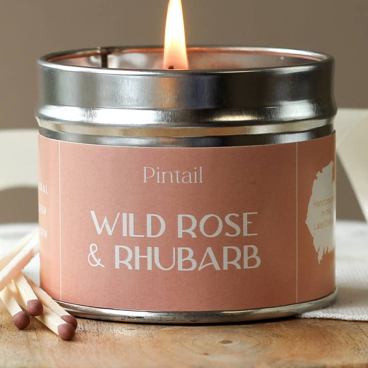 Klassieke tinnen kaarsen met wilde roos en rabarber | Candles in Tins voor wholesale door Pintail Candles | Avalon Home