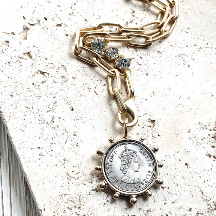 VB&CO Designs Handmade Jewelry - Vente Colliers à pendentif - Médaillon représentant un cheval, une reine de l'équitation et une abeille