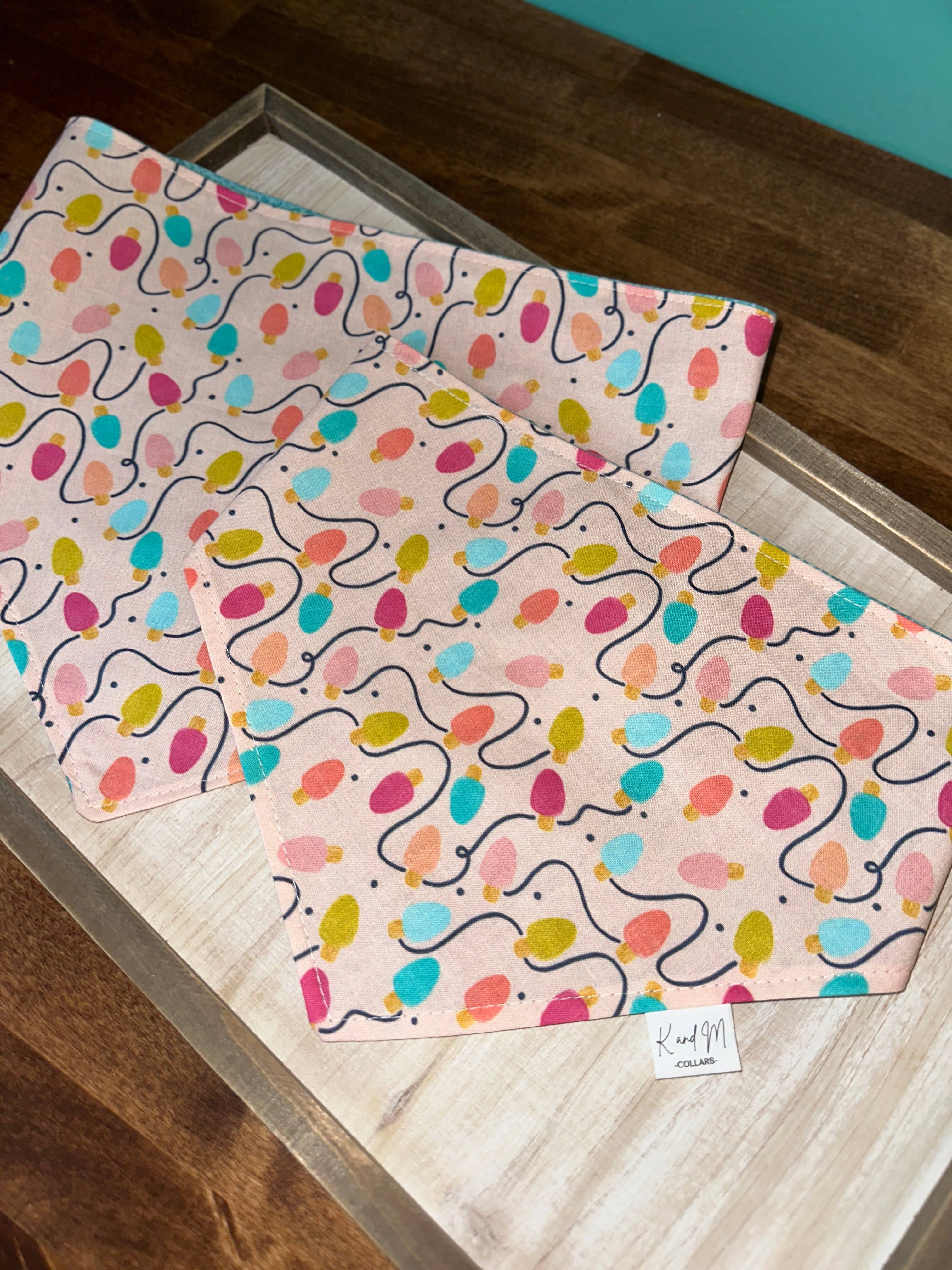 K and M Collars – Großhandel Haustier-Bandana – Hund – Wendbares Hundehalstuch mit Weihnachtsbeleuchtung, K- und M-Halsband, Rosa3