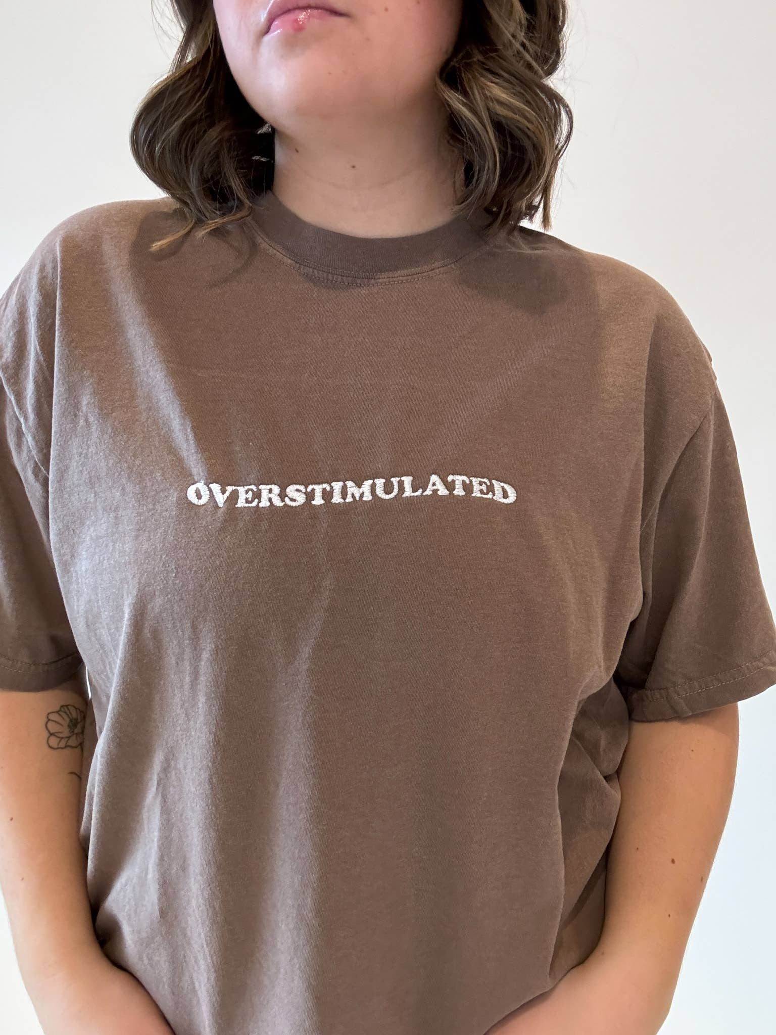 Brenna M & Co - Vente T-shirt – unisexe - T-shirt brodé de sensibilisation à la santé mentale surstimulée