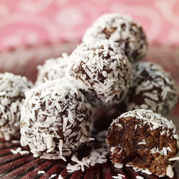 Lulu's kitchen - Wholesale Snack Bar - Cocoa Energy Date Ball with & Coconut & Almond topping1