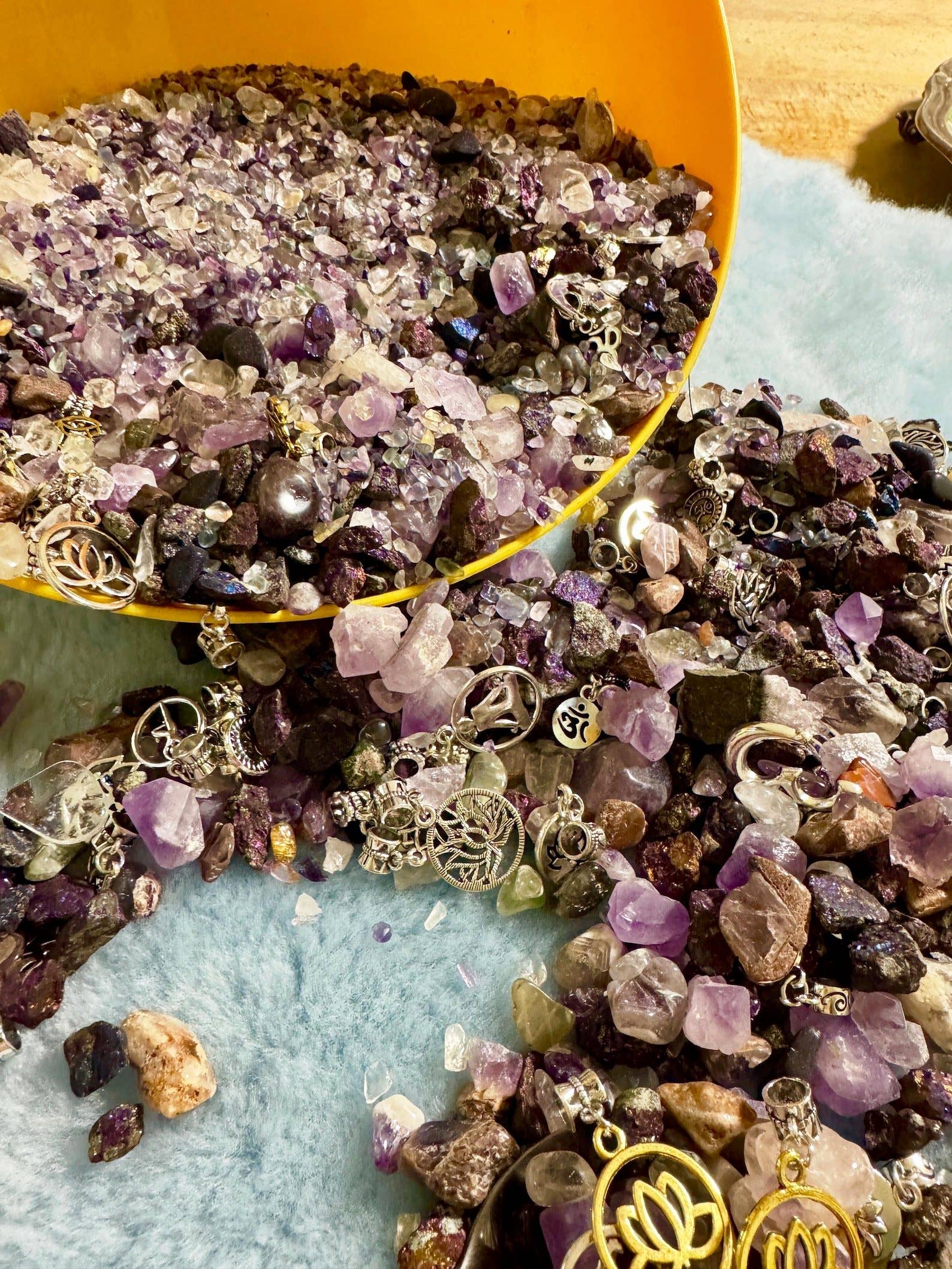 Elf Kendal Hippies - Wholesale Spiritual Stone/Crystal - Crystals confetti Christmas fairyland stones 20g bag of gems24