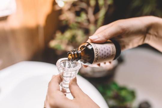 PAAVANI Ayurveda - Venta al por mayor Agua/bruma facial y corporal - Agua floral | Hidratación botánica para piel y ojos4