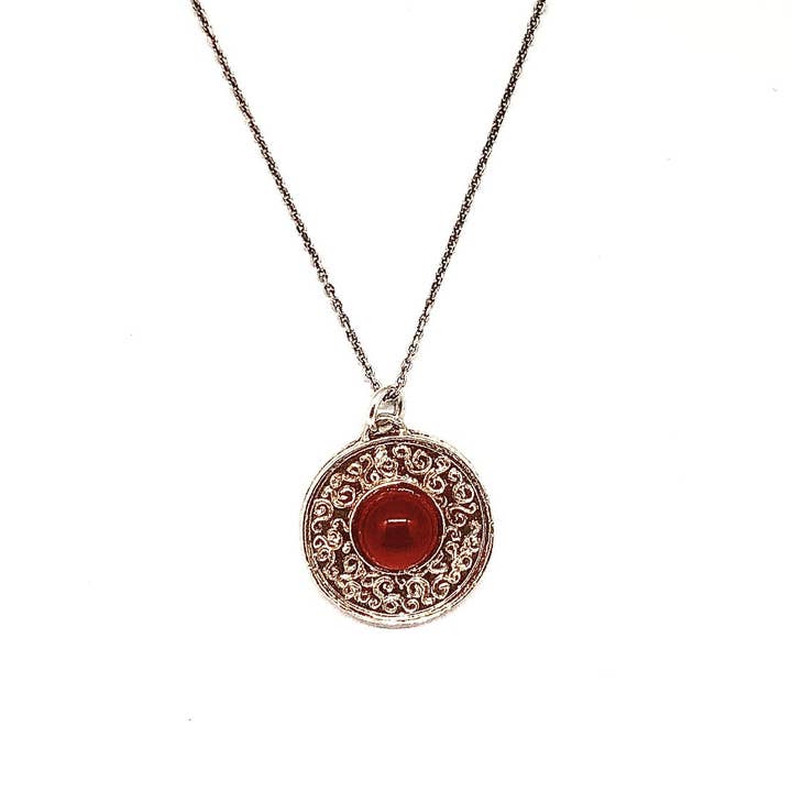 Logo vedhæng indgraveret med sten for engroshandel hos Sara Lubrano Gioielli Artigianali