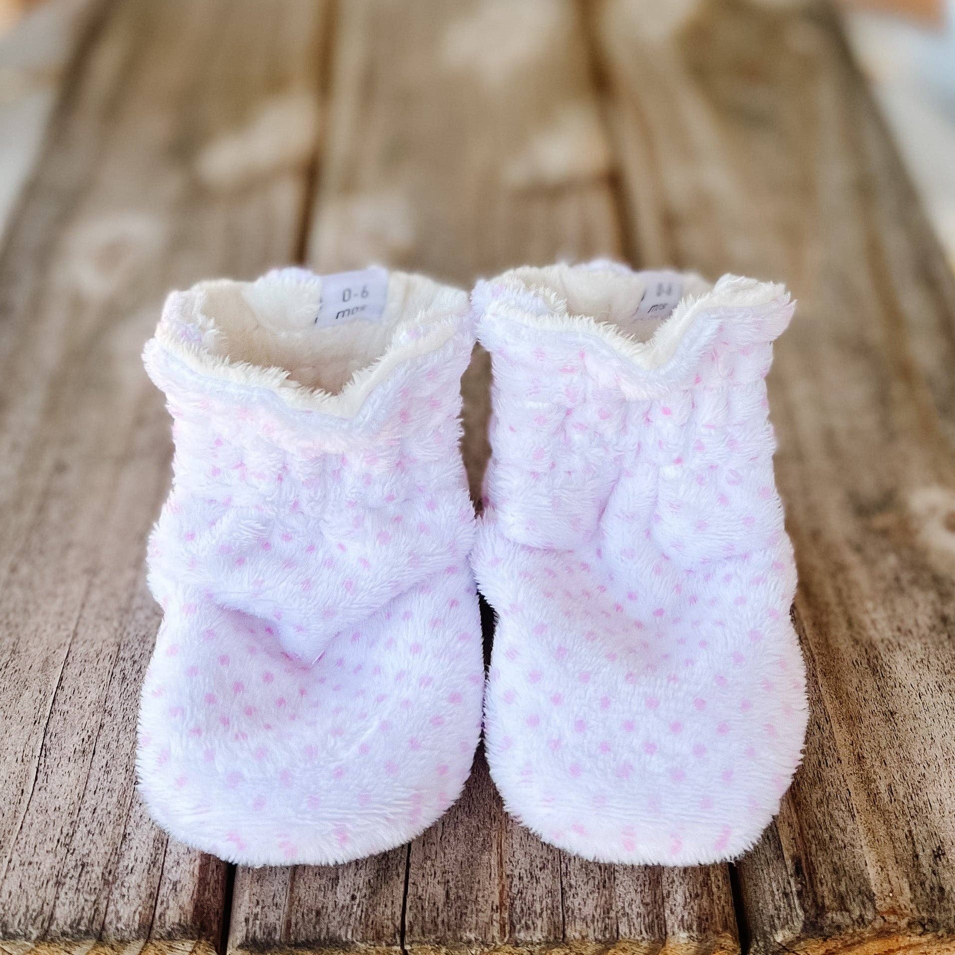 LE Pin Dot Blush Minky støvletter klar til afsendelse for engroshandel hos Kalin Marie