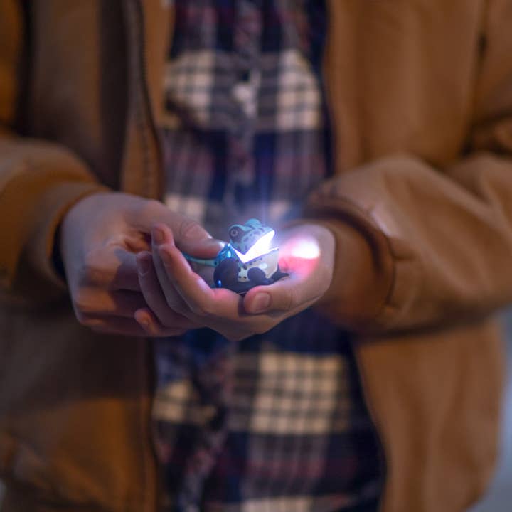 Big Discoveries / Sun Co. – wholesale Light-up toy – Kids & baby – LifeLight Animal Carabiner Flashlight - Blue Frog5