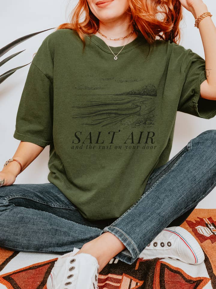 Salt Air August sangtekster | Comfort Colors Tee - Sort for engroshandel hos Rules of Positivity