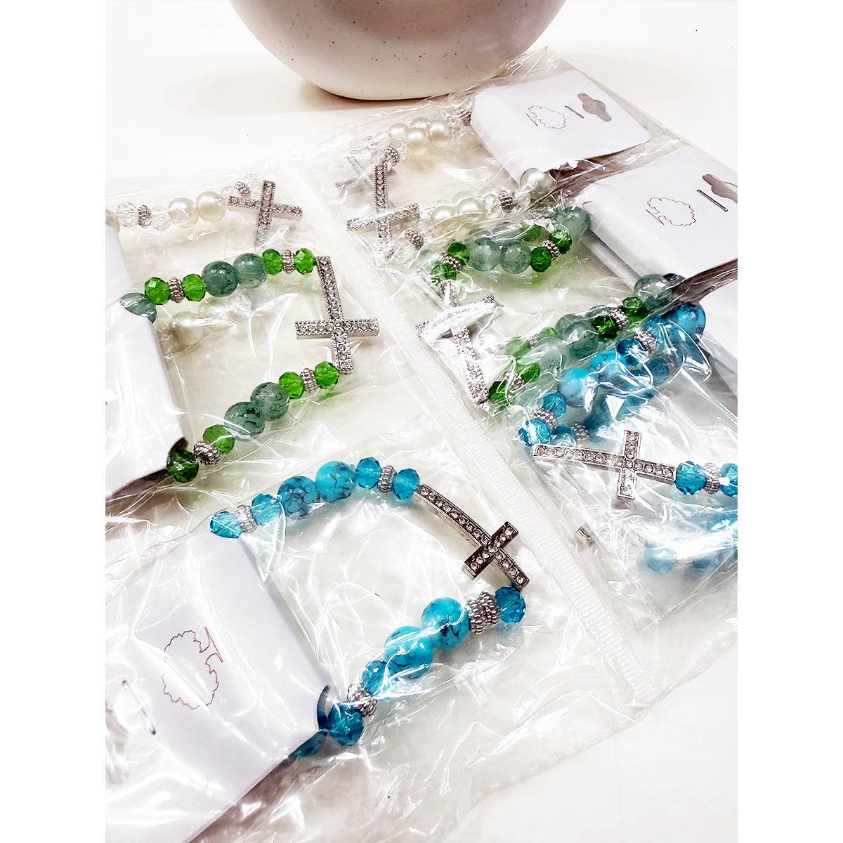 MÉLANGER LA COULEUR Bracelet en perles multicolores avec croix en strass en vente sur Faire6