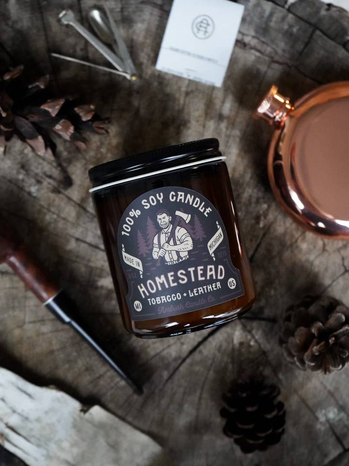 Homestead | Tabak + Leer 8oz Soja Kaars voor wholesale door Ambush Candle Co.