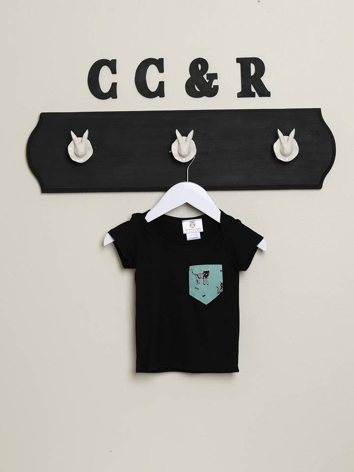 Camiseta Manga Corta Negro con Bolsillo Skellicat para venta al por mayor de cee cee & ryan