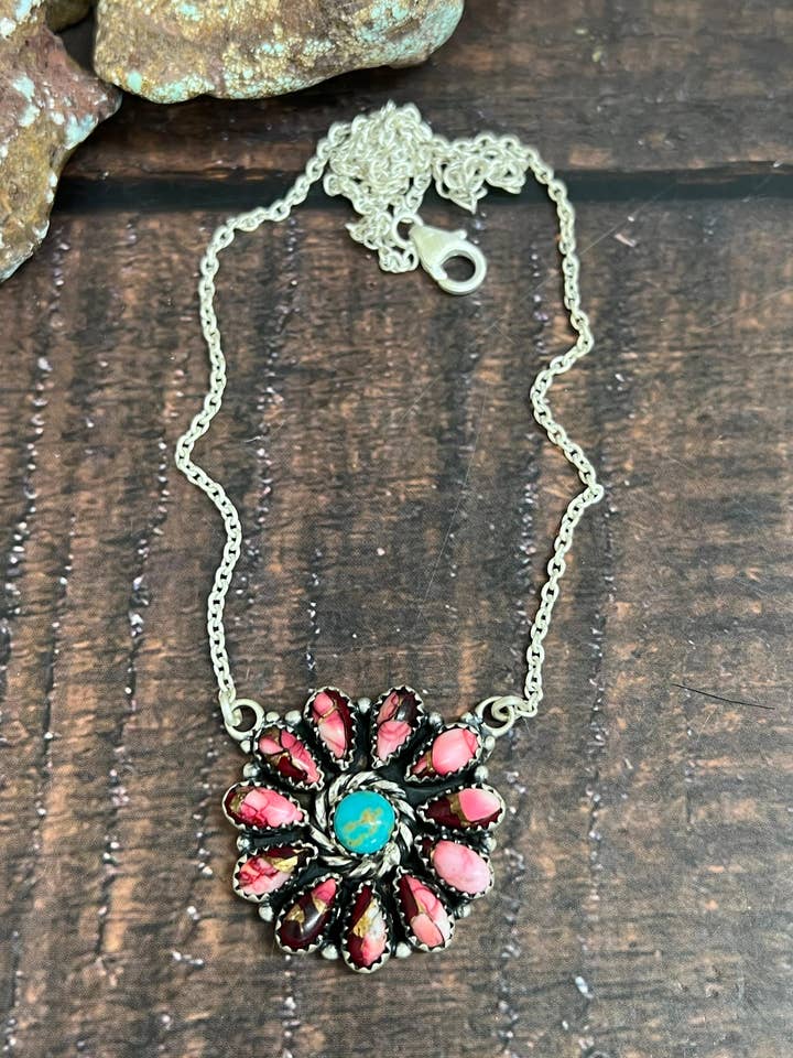 Colar de Prata Esterlina Feito à Mão com Dália Rosa, Turquesa Kingman e Assinatura Nizhoni por atacado de Nizhonitradersllc