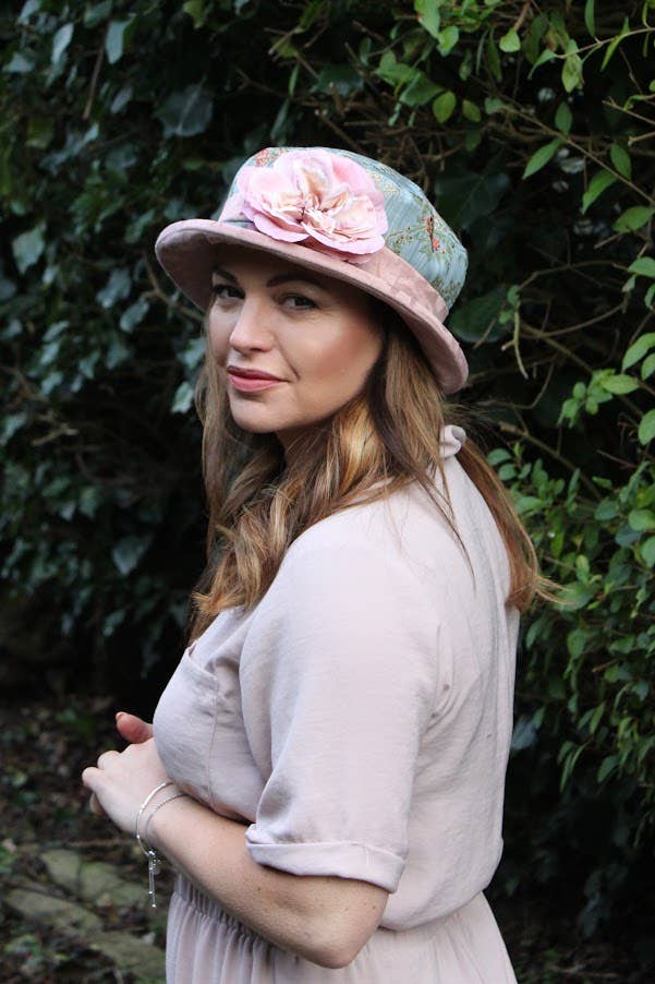 Proppa Toppa Hats – wholesale Fascinator-hatt - Dam – Liten brätte brokad hatt med blomsterdekoration3