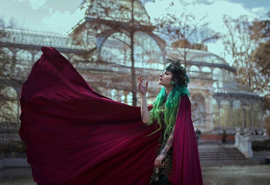 Costurero Real - Wholesale Costume - Women's - Burgundy Red Riding Hood Velvet cloak halloween vampire3