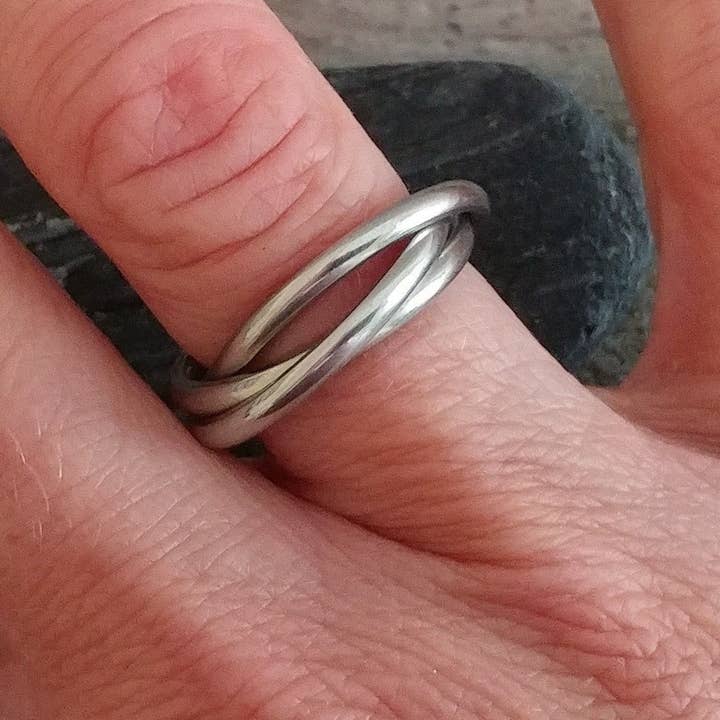 Piccadilly Pendants - Wholesale Band/Stacked Ring - Thin Interlocking Ring4