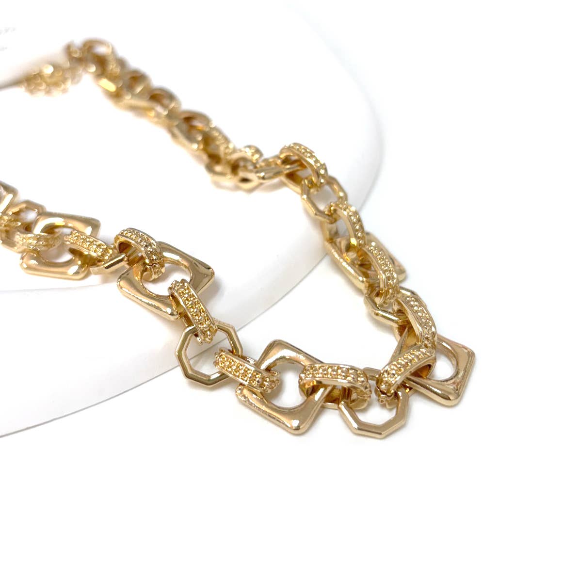 StarryNYC - Vendita all'ingrosso Collane a catena e maglie - Collana Moderna Audace con Maglie in Metallo Geometrico e Massiccio1