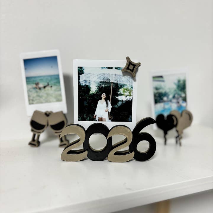 Porte-photos du Nouvel An 2026 | Présentoir de souvenirs de célébration | Décoration du Nouvel An | Cadeau de présentoir photo | Souvenir de fête pour la vente par Digital Chaotik