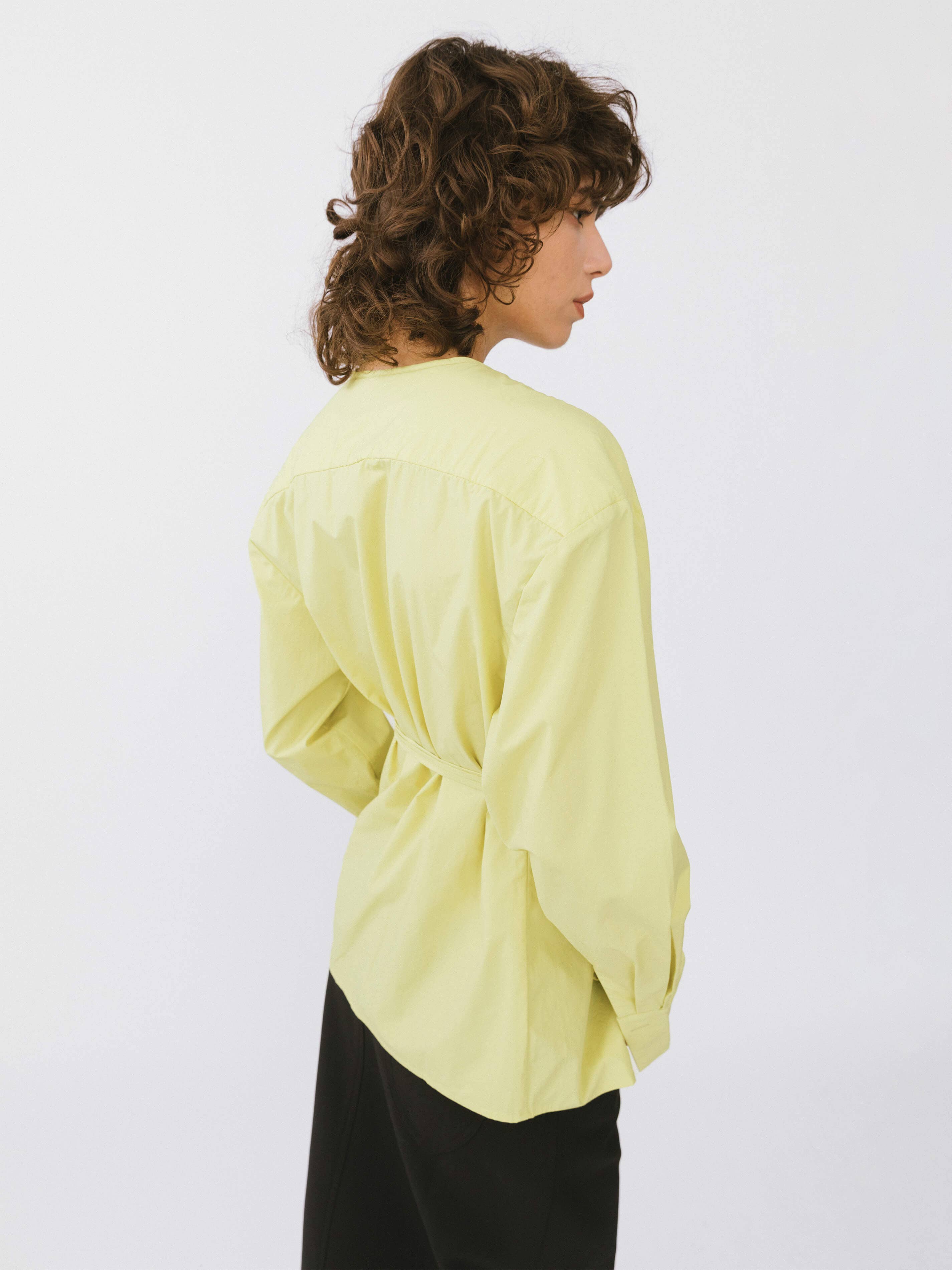 CUBIC – wholesale Blus - Dam – Ljus blus med v-ringning och korslagda lager18