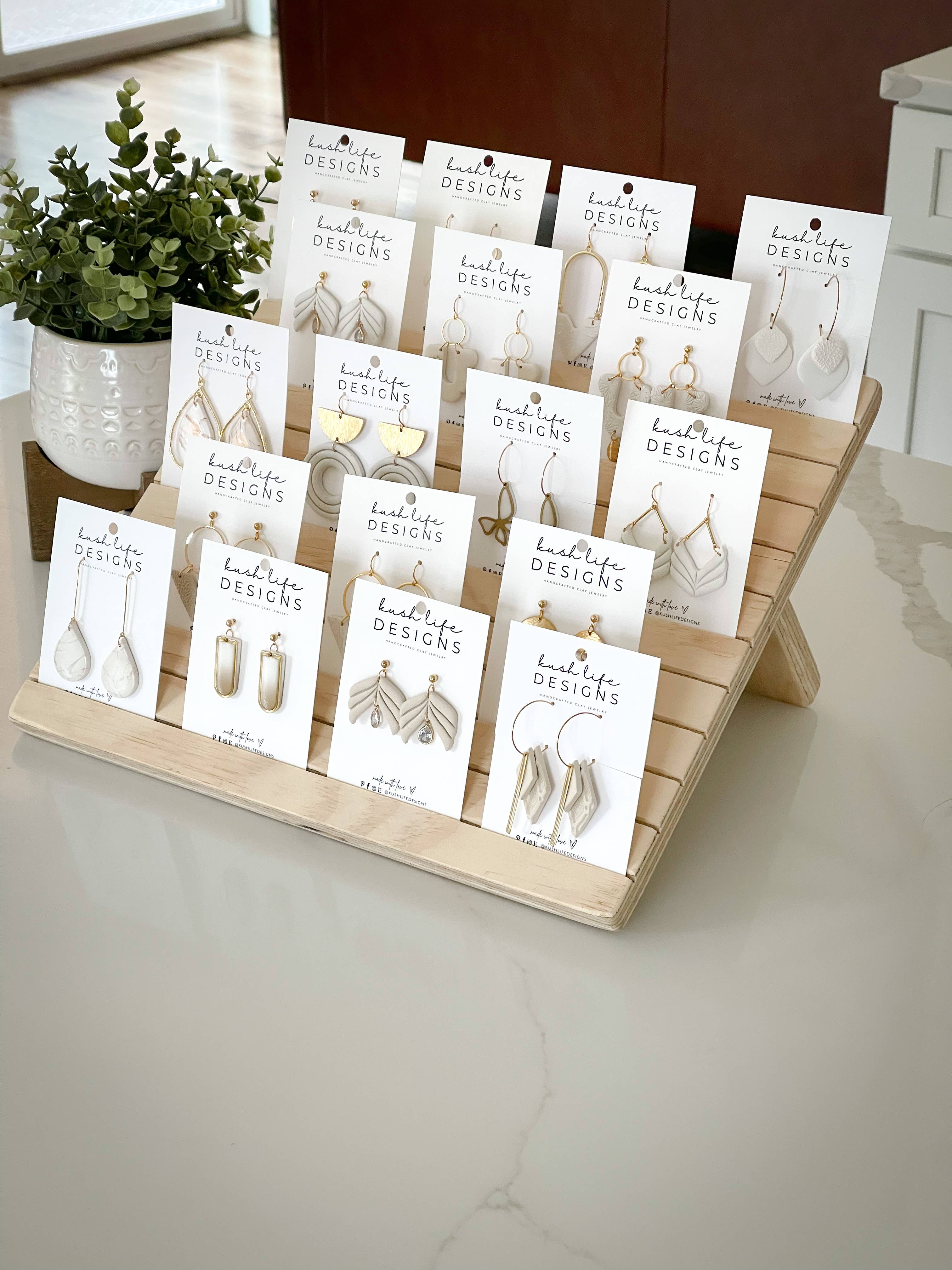Kush Life Designs – wholesale Smyckesmonter – Möblerat träställ för örhängen med gångjärn3