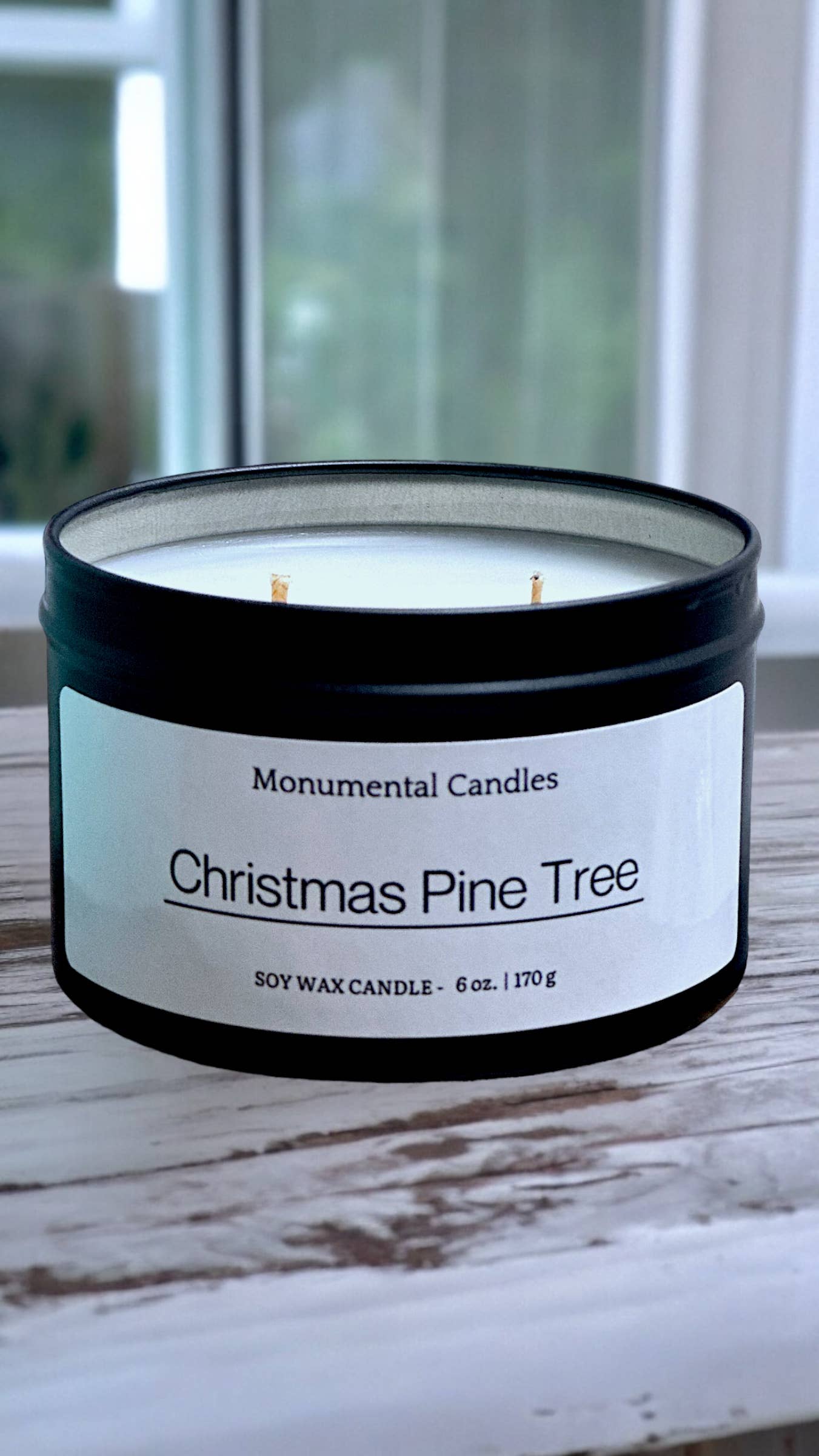 Monumental Candles LLC – Großhandel Reisekerzen – Christmas Pine Tree 6 oz mattschwarze Zinnkerze