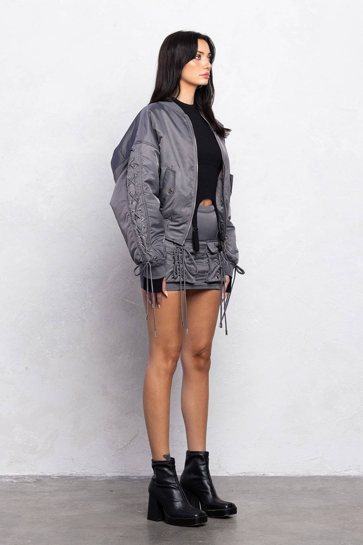 No Vacancy - Venta al por mayor Chaqueta bómber - Mujer - Chaqueta bomber acolchada corta con detalles de cordones2