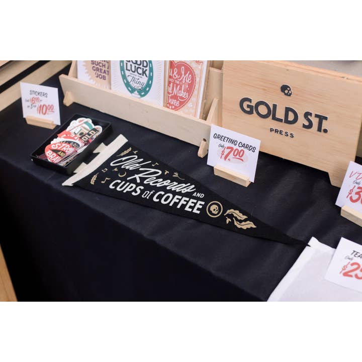 Gold St. Press - Vente Drapeaux - Drapeau en forme de fanion avec vieux disques et tasses à café1