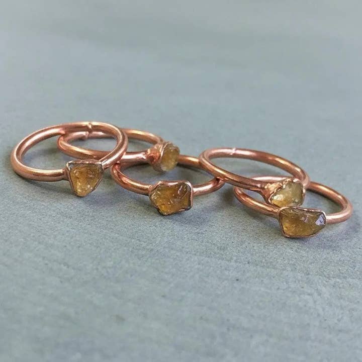 Bague en cuivre et ambre brut – Lot de 2 (Tailles assorties) pour la vente par Blackbird & Sage Jewelry