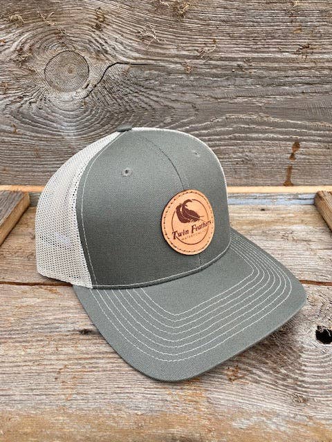 Trucker mit Aufnäher aus olivfarbenem und khakifarbenem Leder für den Großhandel von Twin Feathers Outdoor Co