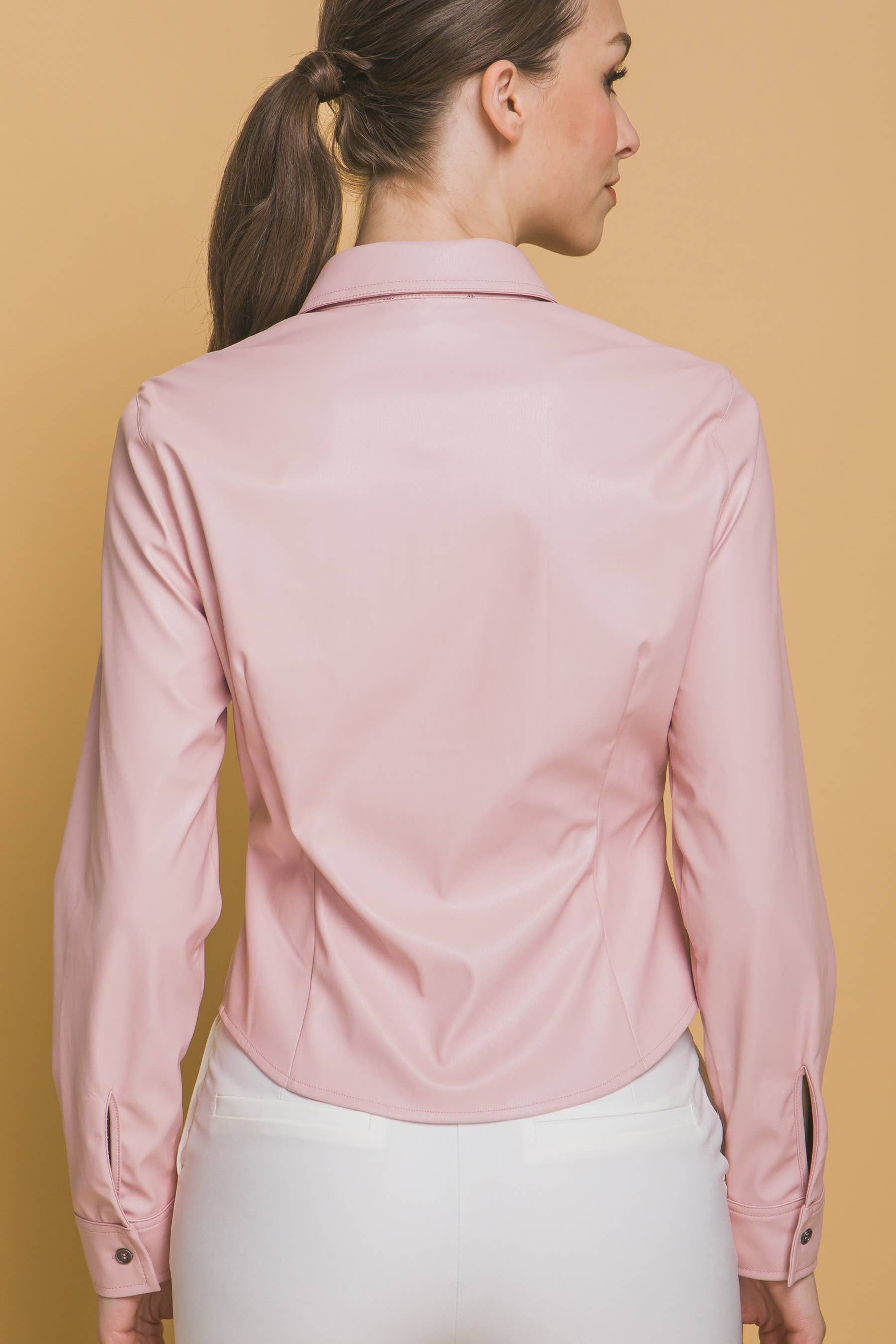 Pink Irene Wholesale – Camisa - Mulher por atacado – Camisa de couro sintético PU com fecho de botão de pressão7