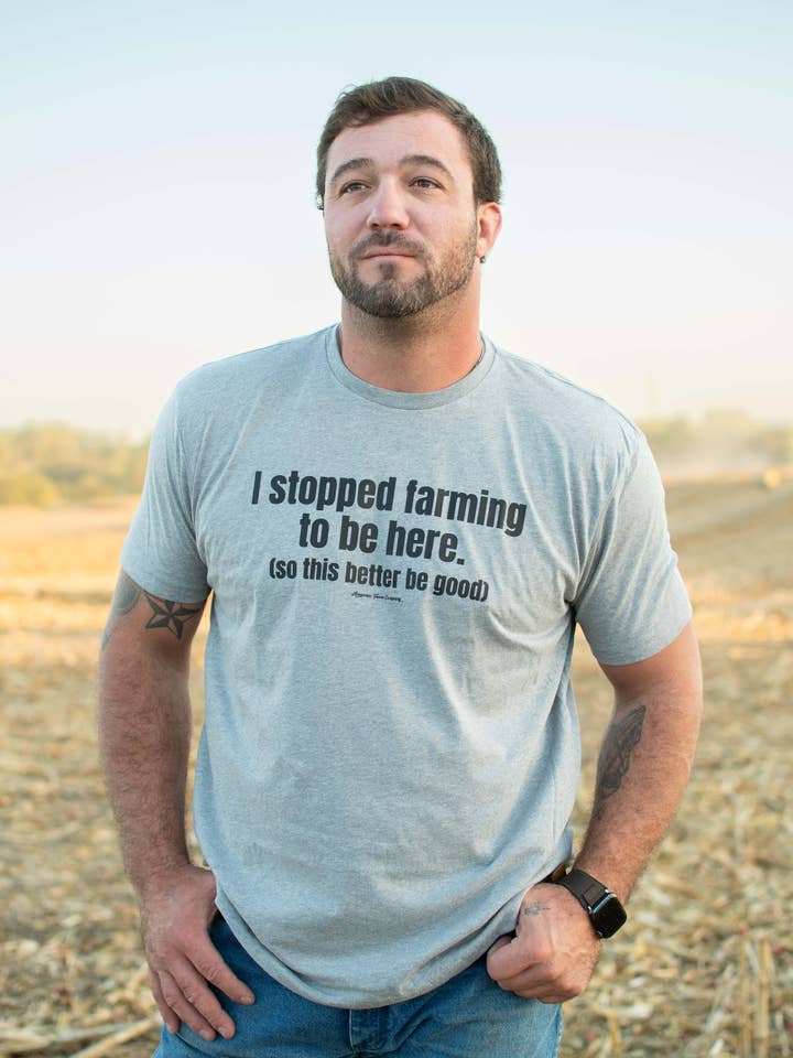T-shirt graphique « J'ai arrêté de cultiver... ça a intérêt à être bien » pour la vente par American Farm Company