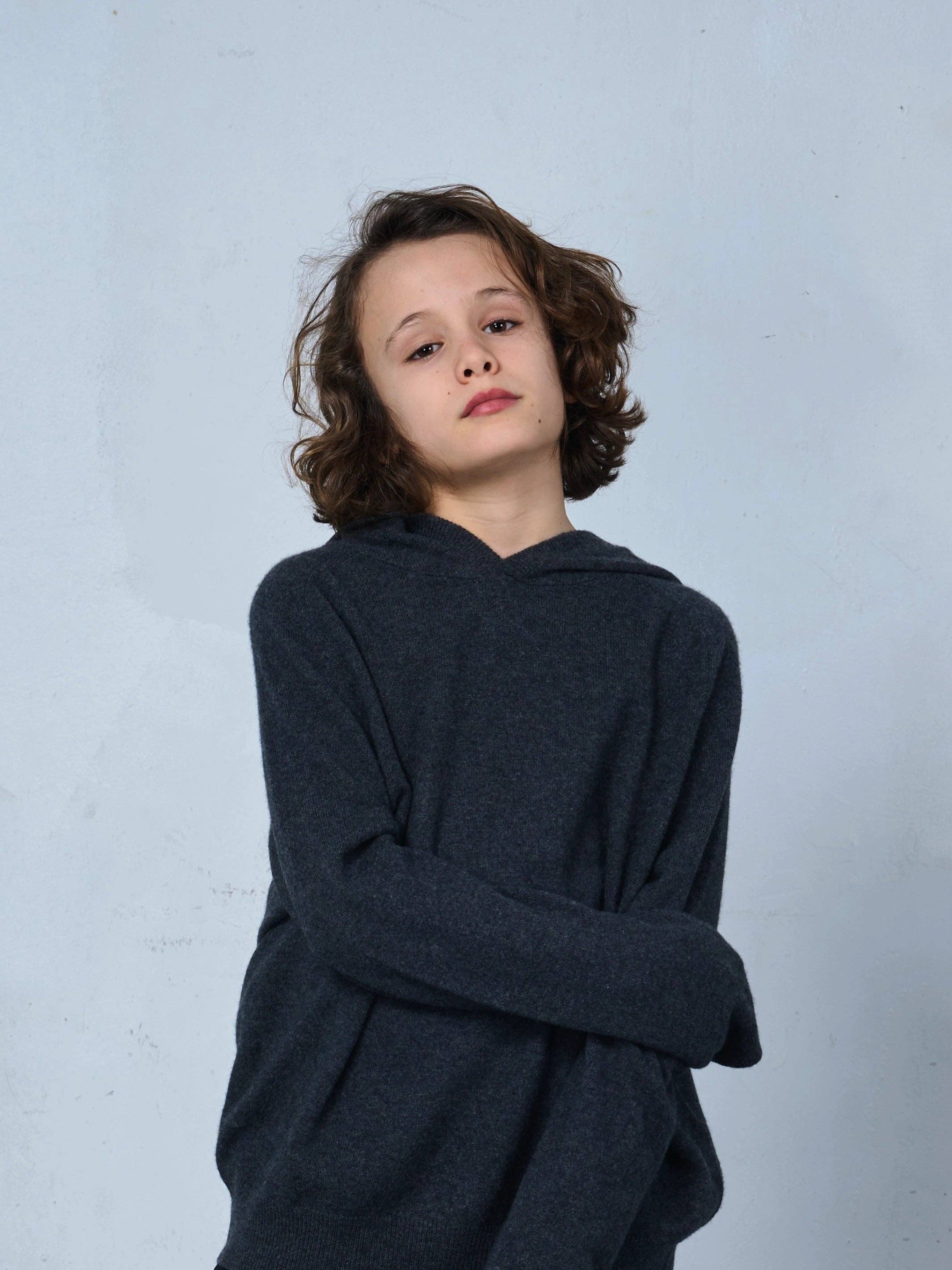 bobbin & tricot - Vente Sweat à capuche – enfant - SWEAT À CAPUCHE EN CACHEMIRE POUR ENFANT ANTHRACITE1