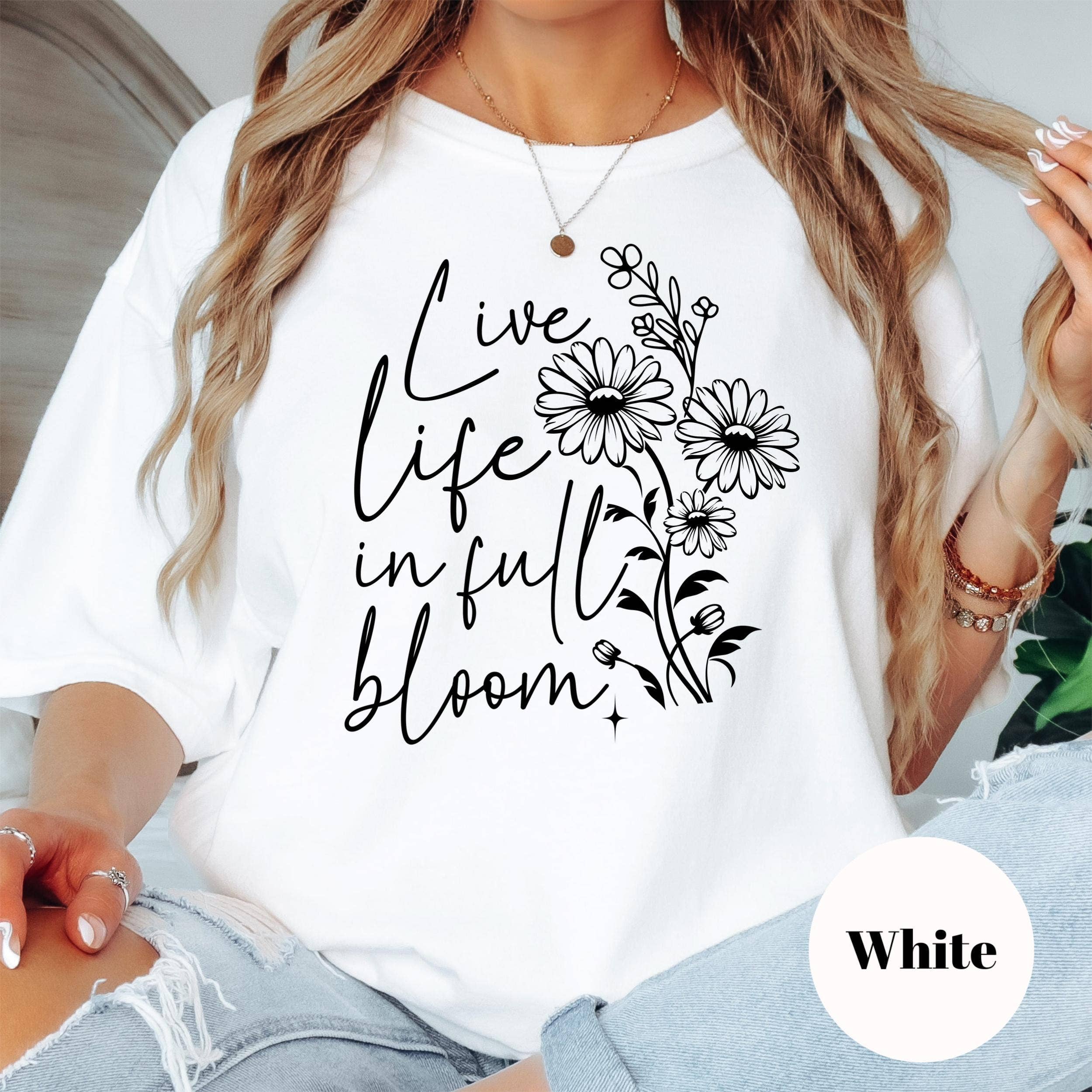 Epic Life  - Designed - Vente T-shirt sérigraphié – femme - T-shirt "Vivez la vie en pleine floraison", T-shirt floral Comfort Colors®, T-shirt fleur inspirant, T-shirt citation positive, T-shirt graphique motivant6