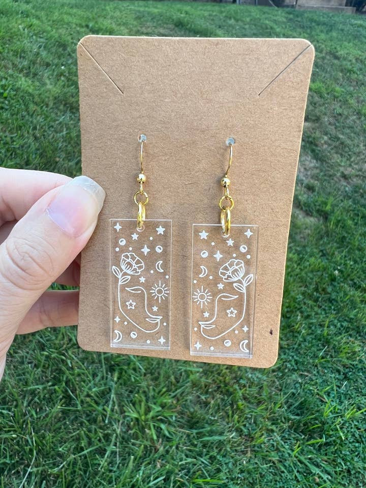 Minimalistiska örhängen, linjekonst, gudinna, blommig, månen, stjärnor för wholesale av Adorned Alloys