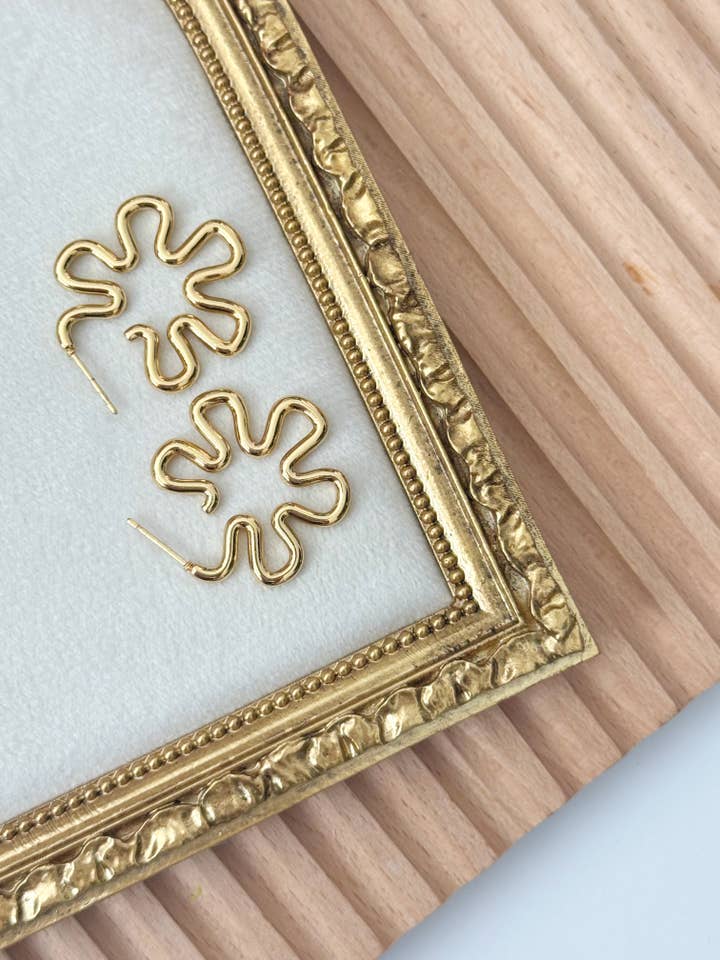 Boucles d'oreilles abstraites en fil de fer en forme de fleur pour la vente par Earth + Clay Collective