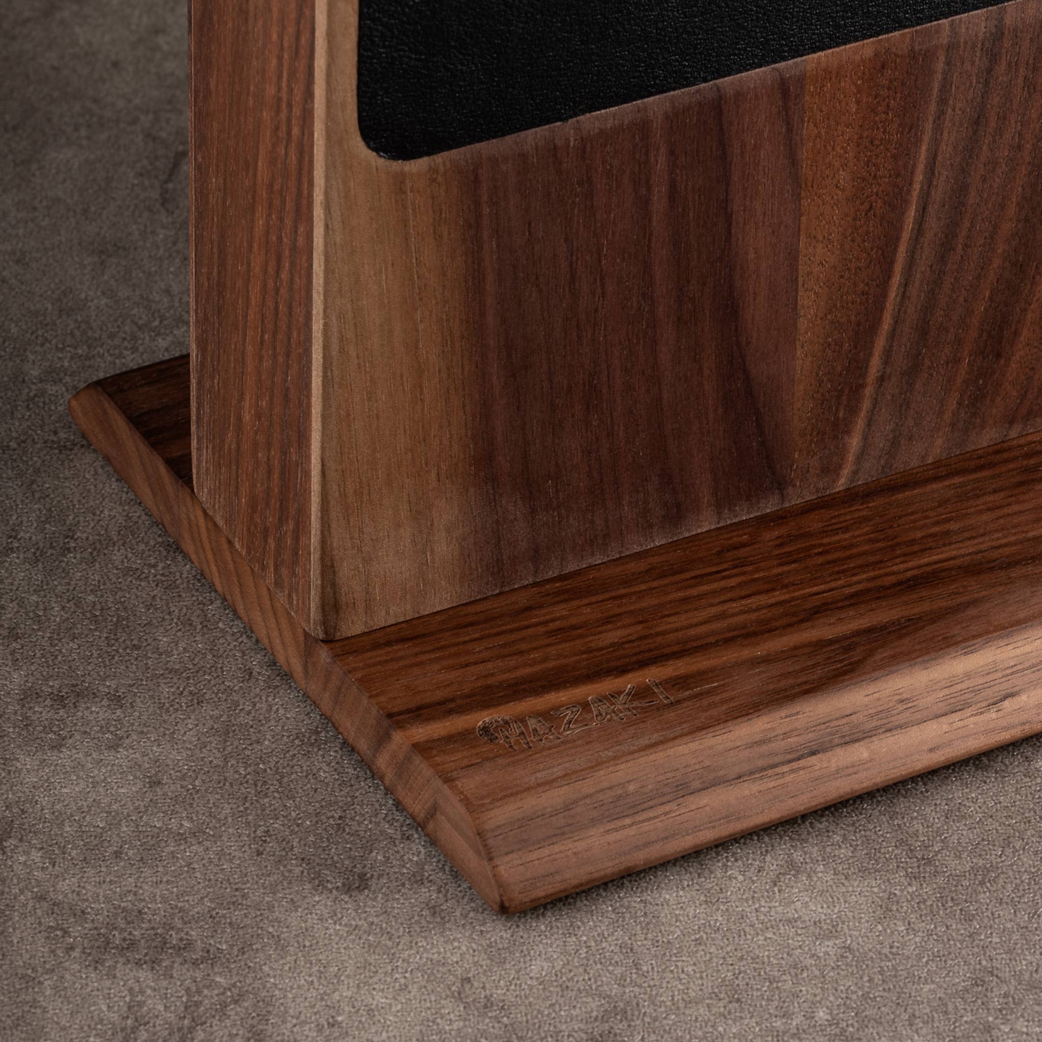 Hazaki – wholesale Knivblock – Magnetiskt knivblock i valnöt och läder | Knivhållare2