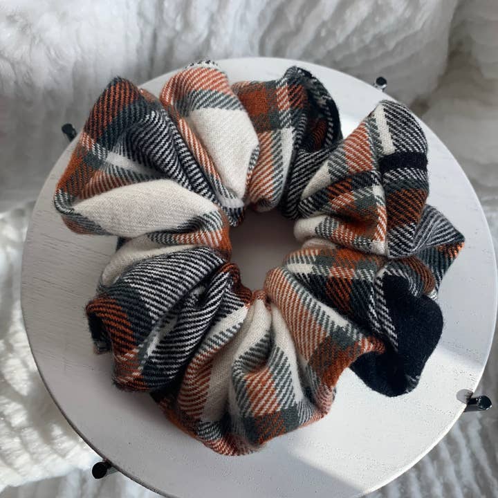Rust & Navy Flannel Scrunchie for engroshandel hos Sage Babe Shop