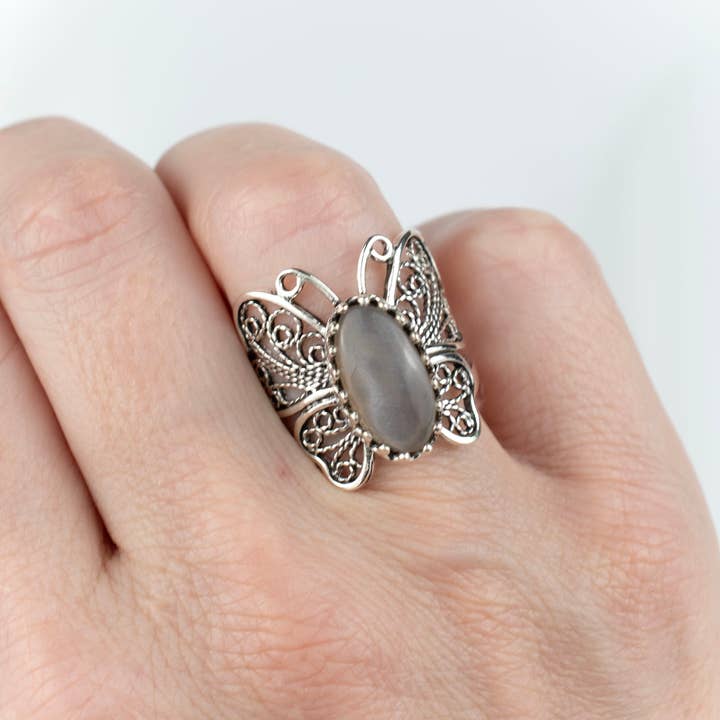 Filigranist Jewelry - Vendita all'ingrosso Anelli cocktail/statement - Anello da donna in argento Sterling con design a farfalla con pietra di luna grigia in filigrana3
