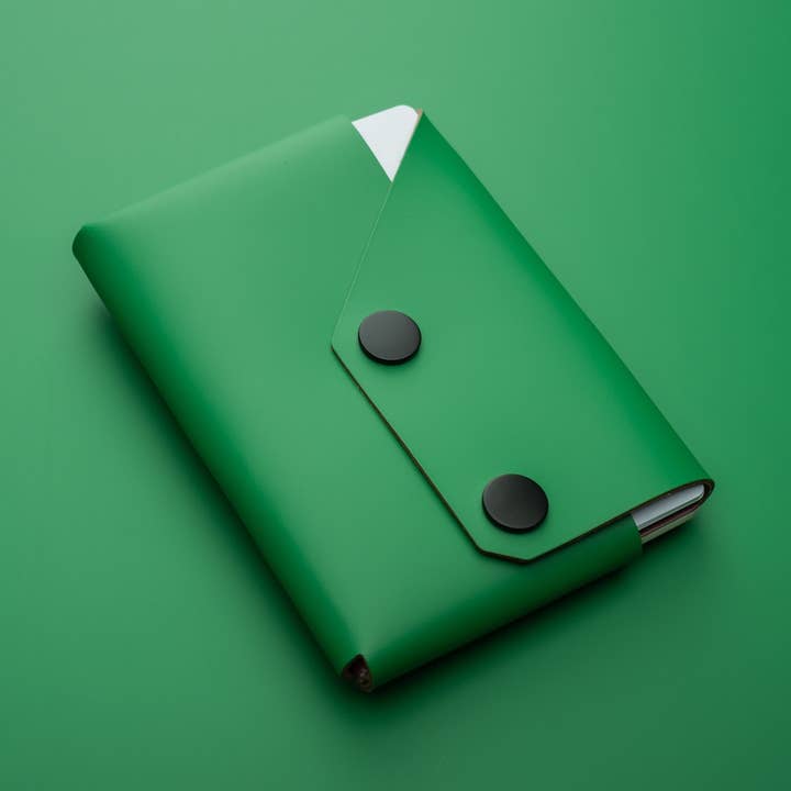 Portafoglio da Viaggio Verde Lussureggiante - Pelle Riciclata per la vendita all'ingrosso da parte di LEMUR