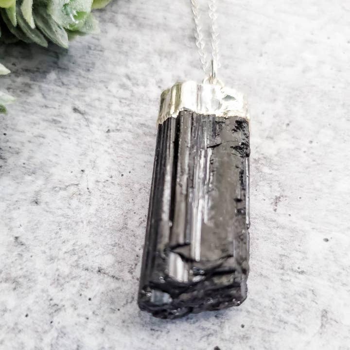 Salt and Sparkle – wholesale Hänge-/berlockhalsband – Raw svart turmalin halsband