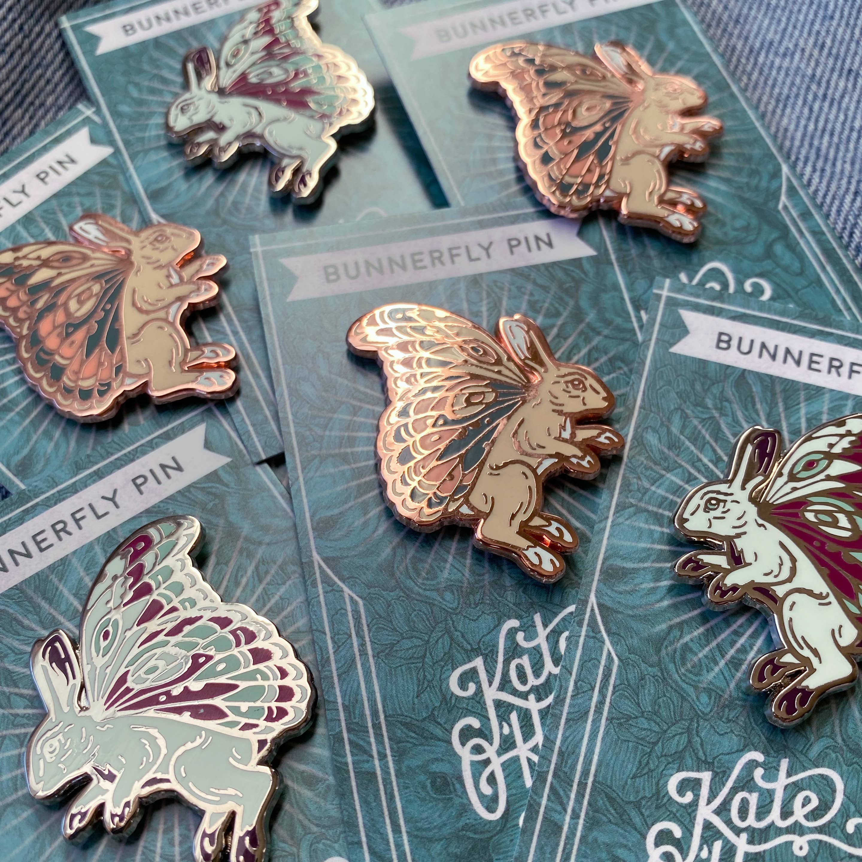 Kate O'Hara - Vendita all'ingrosso Spilla da bavero - Spilla smaltata Bunnerfly3