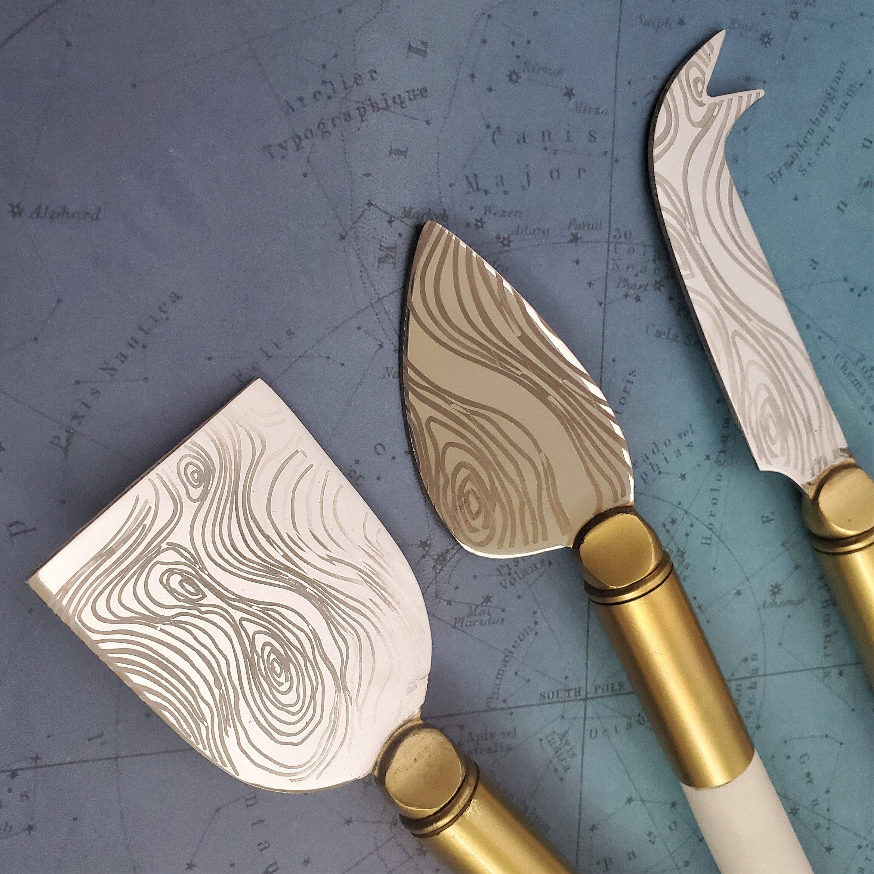 Gibb & Daan - Vente Couteaux à fromage - Poignées en marbre blanc et laiton, ensemble de couteaux à fromage gravés4