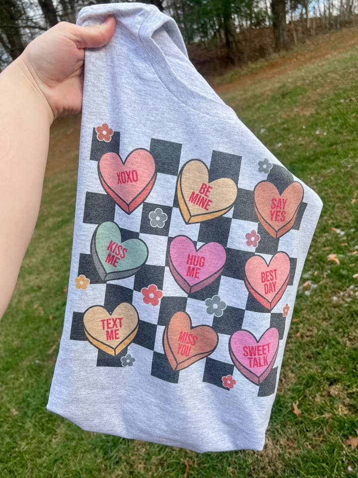 T-shirt graphique de la Saint-Valentin avec cœurs en damier pour la vente par Southern Chic