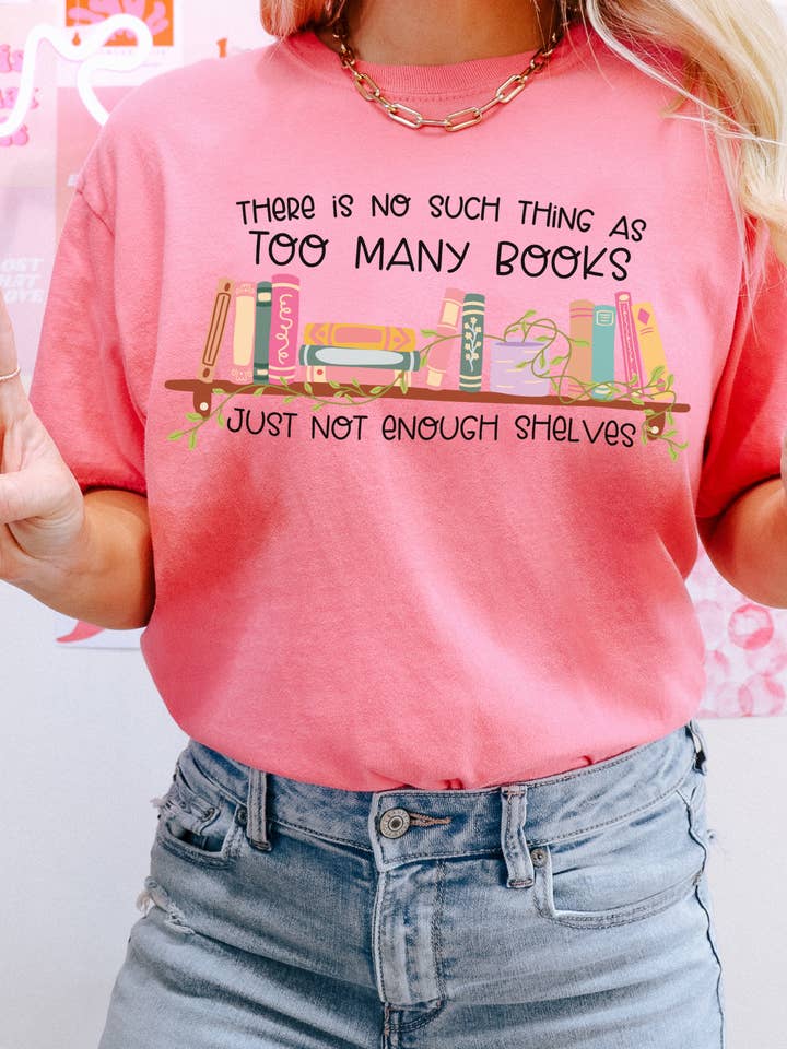 Demasiados libros | Camisa Comfort Colors para venta al por mayor de Curly Tailed Designs