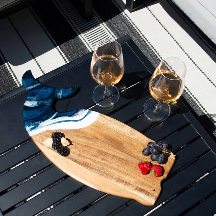 Lynn & Liana Designs - Venta al por mayor Tablas de quesos - Tabla de charcutería de ballena de resina con olas del océano - ¡SIN ARANCELES!4