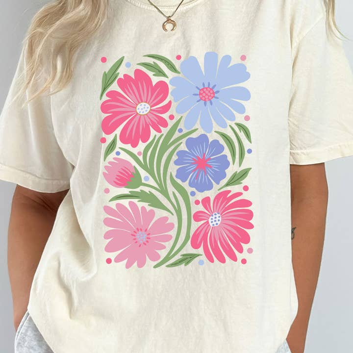 Lunefuld lyserød blomstret Comfort Colors T-shirt for engroshandel hos Kissed Apparel