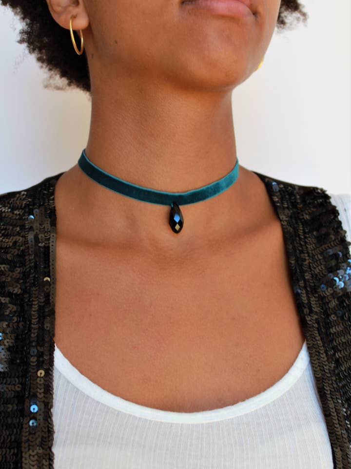 Choker elastico in velluto con pendente a goccia di cristallo per la vendita all'ingrosso da parte di lamauri complementos