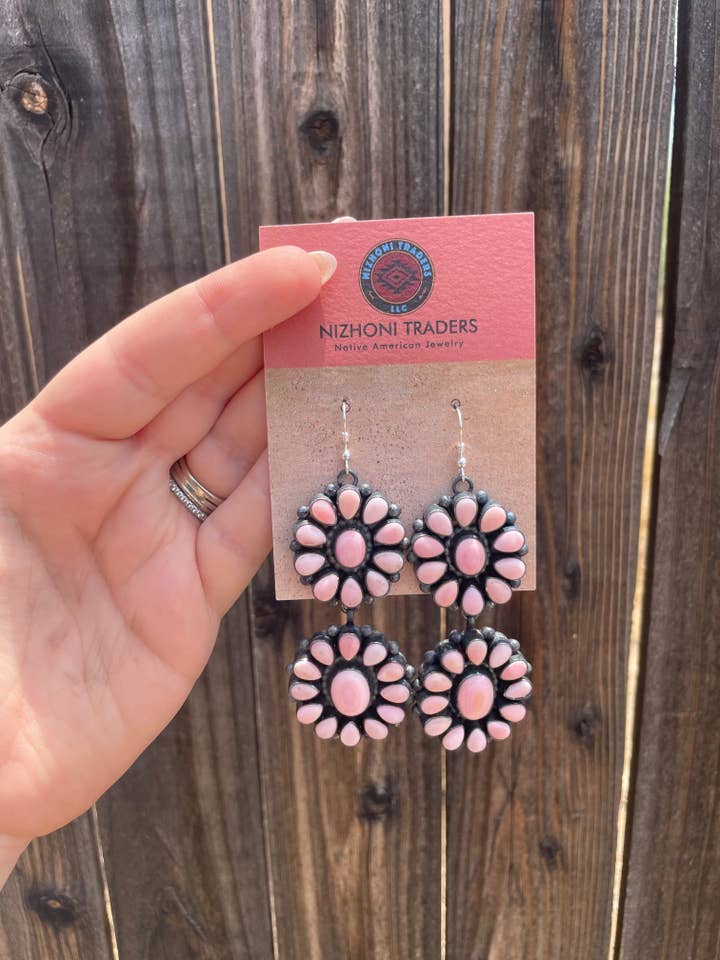Orecchini pendenti a forma di fiore in conchiglia Navajo rosa e argento sterling "The Sunday Morning" firmati per la vendita all'ingrosso da parte di Nizhonitradersllc
