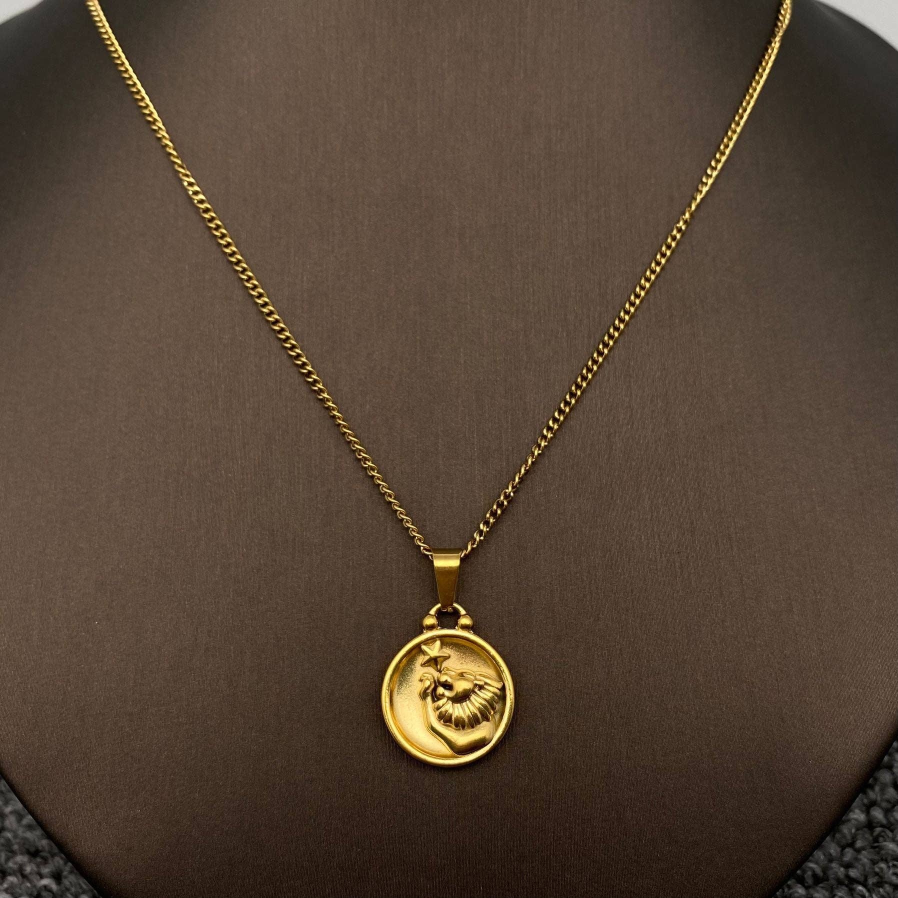 Mio Queena – Engroshandel Halskæde med vedhæng – Zodiac 12 stjernetegn halskæde i 18K guldbelagt rustfrit stål - Mio Queena4