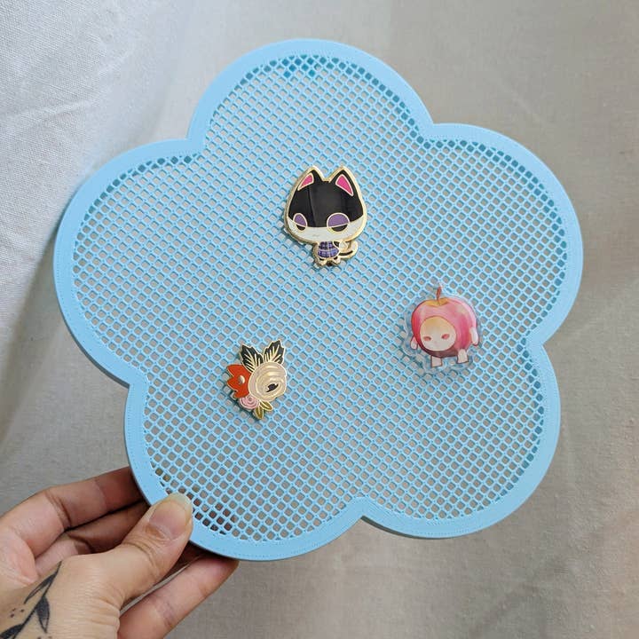 Blomsterbroche & Øreringe Displaytavle (Lyseblå) for engroshandel hos Petty Party